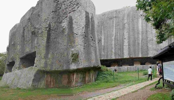 Яньшаньский древний карьер в Китае. Самые большие мегалиты в мире