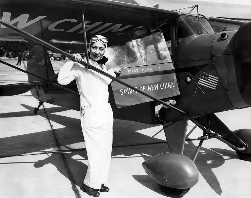 Самолет 1930-х годов или выступление Ли Сяцин на авиашоу.